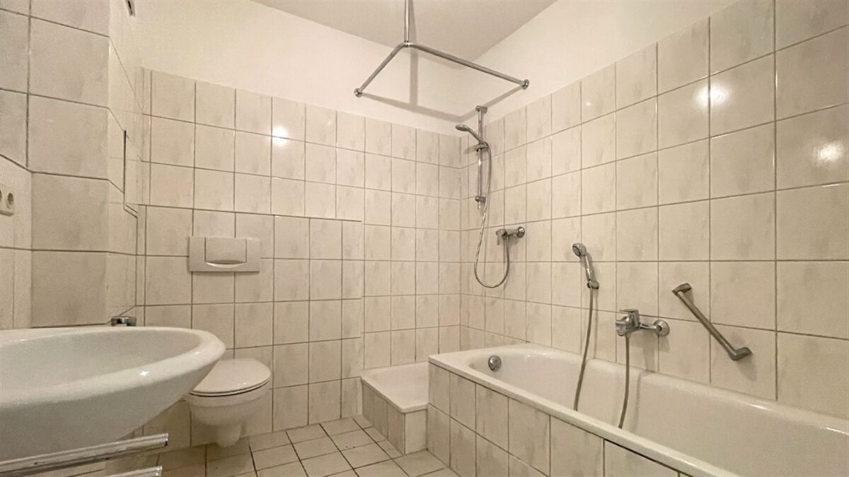Bad mit Dusche und Wanne