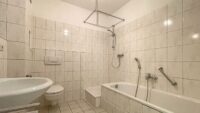 Bad mit Dusche und Wanne